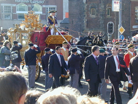 Een betere blik op het gouden vehicel.

A better view of the golden wheels.