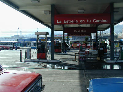 Met het busje op de achtergrond gaan we op pad. Benzine kost 1/3 van de Nederlandse prijs.