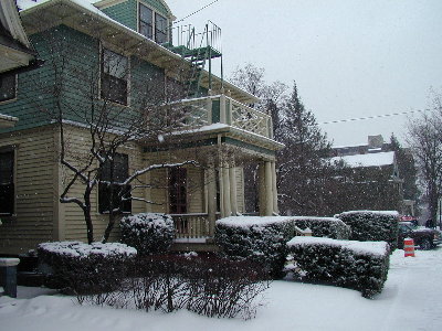 Ons huis in de sneeuw