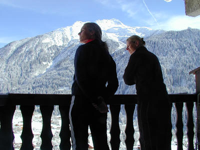 Marianne en haar moeder op ons balkon in Champagny.