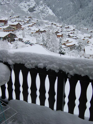 Dikke sneeuw op het balkon.