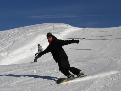 De man van staal op zijn bord van, ehm, kunststof.