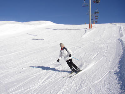 De piste stuift uiteen voor deze wufte skister.