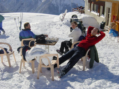 Na gedane arbeid is het goed toefen op deze plastic stoeltjes in de sneeuw.