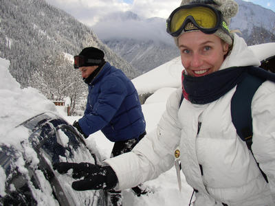 Marianne en Doroth maken de bolide sneeuwvrij voor de thuisreis.
