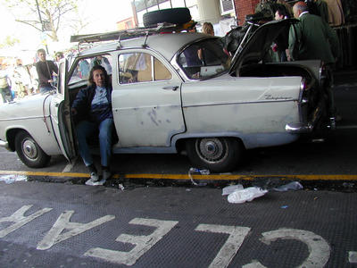 Met de beste Oost-Duitse spionagetechniek onder de oksel door genomen: deze foto van een kwaad kijkende mevrouw in een oud brik.