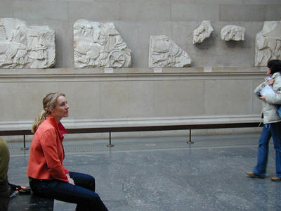 Half Griekenland ingescheept en naar Londen gebracht, en dan gratis toegang voor het museum. Waar doen ze het van?