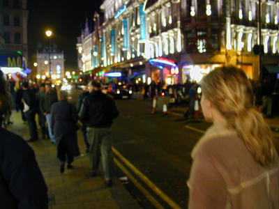 Om elf uur komt plots iedereen de straat op. Waarom toch?