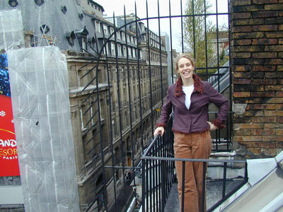 We zijn in het Grand Htel de Normandy, en hebben de mooiste kamer van al: no. 605. Met balkon op het dak. Beneden de Rue d'Amsterdam en het Gare St. Lazare.