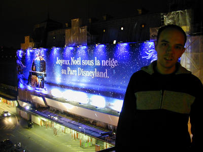 Walt had de hele front van het station gekocht.