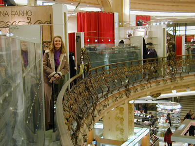 Als u nu nog niet wantrouwig bent over de hoogte van de marge op de producten weet ik het ook  niet meer. Gouden leuning in Lafayette.