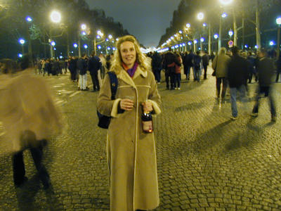 Inmiddels begeeft zich zo'n 30000 man op de Champs Elysees. Marianne showt de fles uit het Erasmus-kerstpakket.