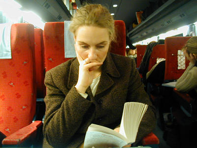 Op weg naar huis leest Marianne nog even een boek uit, op TGV-snelheid. Niet storen.
