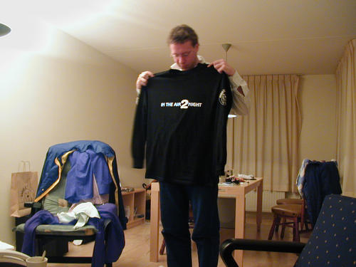 12:03 am. Thuis in Utrecht, Bert met het speciale top-2000 shirt.