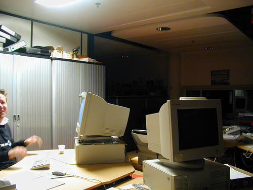 1:37 am. Voorbereiding op de uitgestorven KRO-redactie.