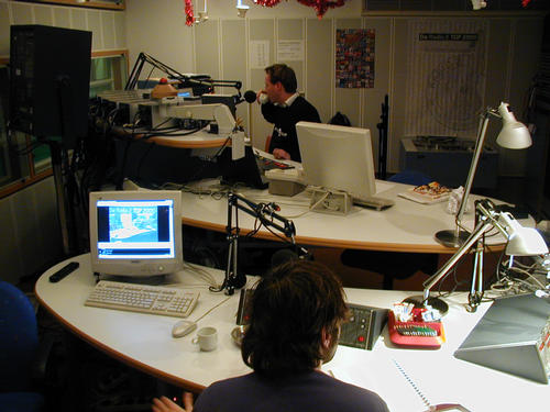 3:50 am. Het eerste uur zit er bijna op, er zijn nog gasten uit Zwolle (!).