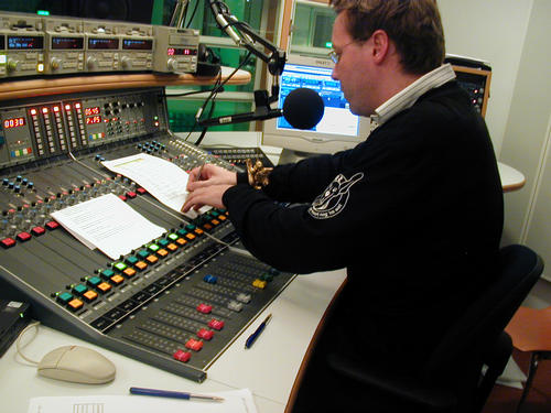 3:52 am. De radio 2 uitzendstudio van dichtbij.