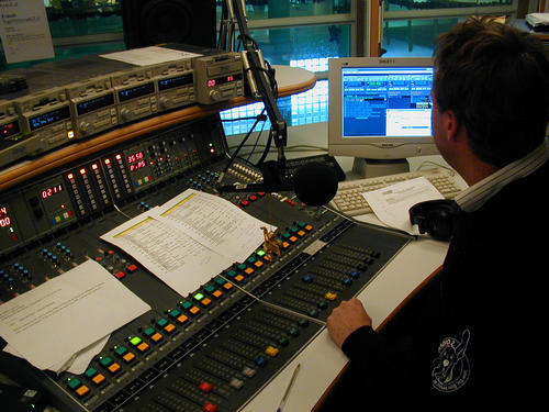 5:23 am. De ochtend komt in zicht, het laatste uur is onderweg. In de hal gaat het licht aan.